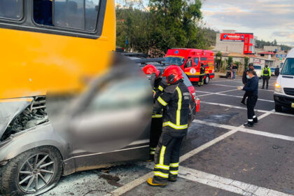 Accidente de tránsito en Otavalo entre un vehículo y un bus escolar