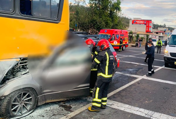 Accidente de tránsito en Otavalo entre un vehículo y un bus escolar