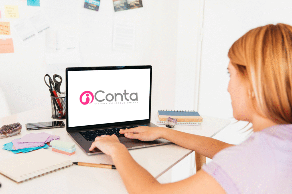 Empresario utilizando software de automatización contable en la nube en Ecuador