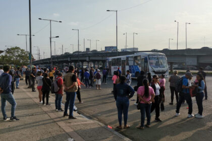 Pasajeros esperando buses en Guayaquil tras el alza del precio del diésel
