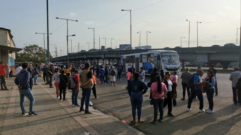 Pasajeros esperando buses en Guayaquil tras el alza del precio del diésel