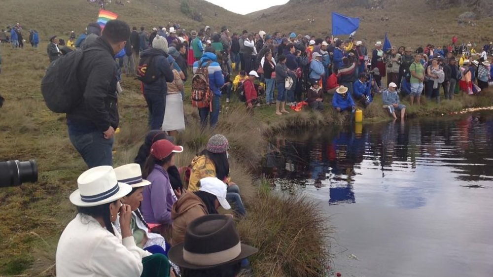 Comuneros y organizaciones sociales visitando las lagunas de Quimsacocha en Azuay durante protesta ambiental contra proyecto de oro Loma Larga