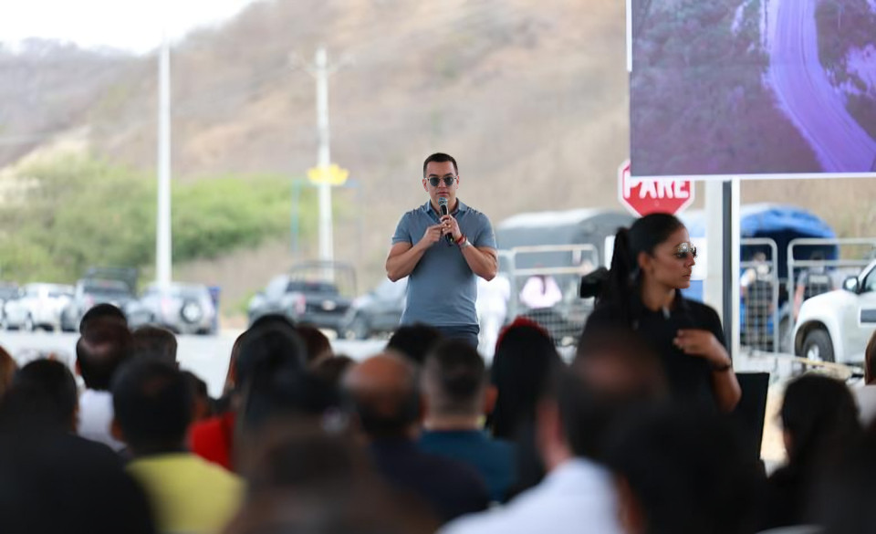 residente ecuatoriano durante sesión gubernamental analizando propuestas rechazadas por Corte Constitucional