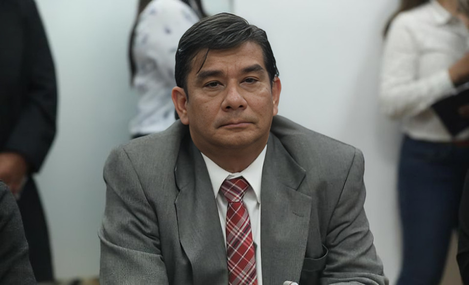 Luis Alvarado legislador alterno ecuatoriano en sesión parlamentaria discutiendo compra de medios de comunicación