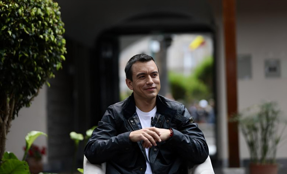 Daniel Noboa en ceremonia presidencial discutiendo nueva constitución Ecuador con asesores políticos