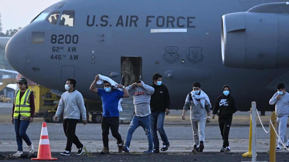 Migrantes deportados desde Estados Unidos llegando a base militar en Guatemala tras acuerdo bilateral con gobierno Trump