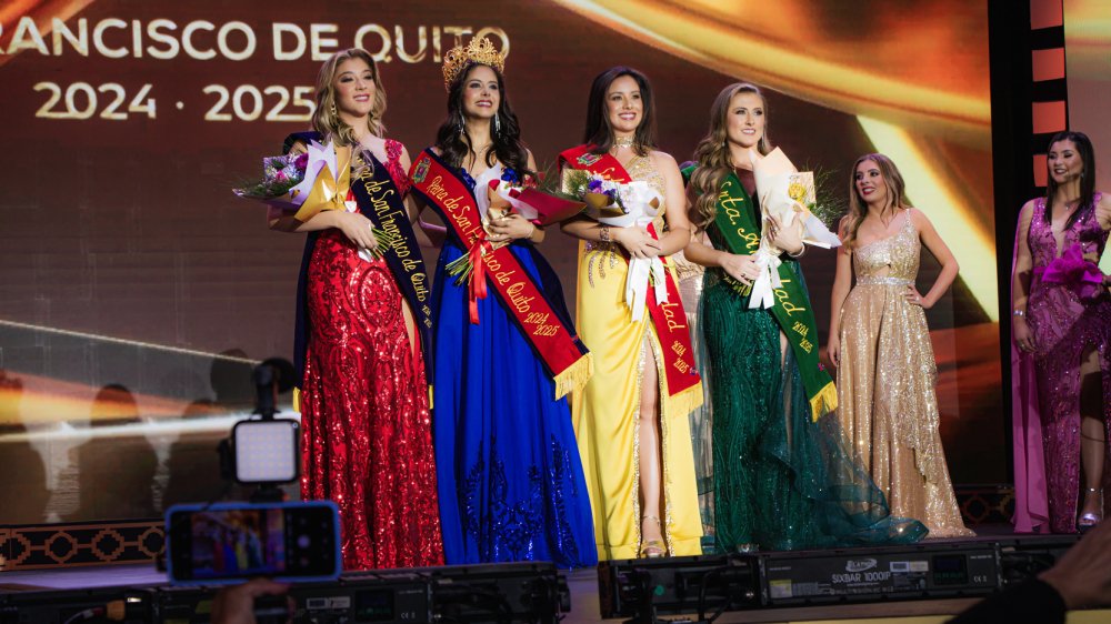 Candidatas participando en gala final del concurso Reina de Quito 2024-2025 en Teatro Bolívar durante inscripciones para candidata a Reina de Quito