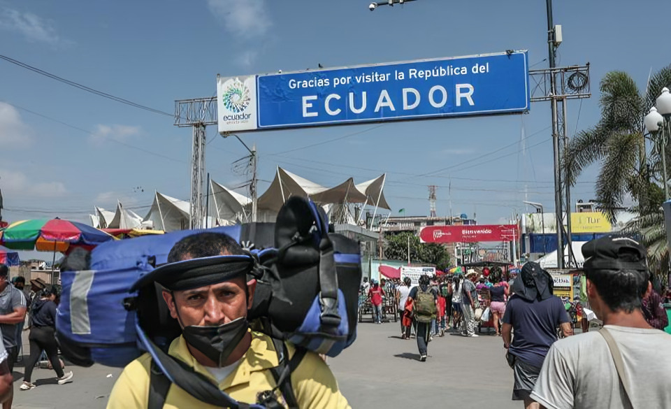 Migrantes venezolanos cruzando el Puente de Rumichaca en la frontera norte de Ecuador, ilustrando la política migratoria de Ecuador