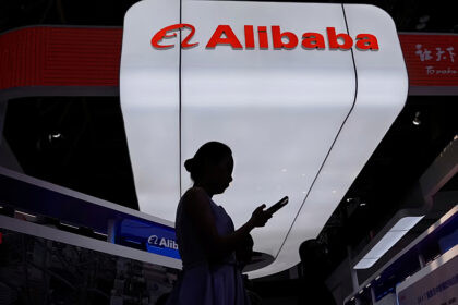 Alibaba desarrolla nuevo chip de IA en laboratorio tecnológico con semiconductores avanzados y equipos de desarrollo