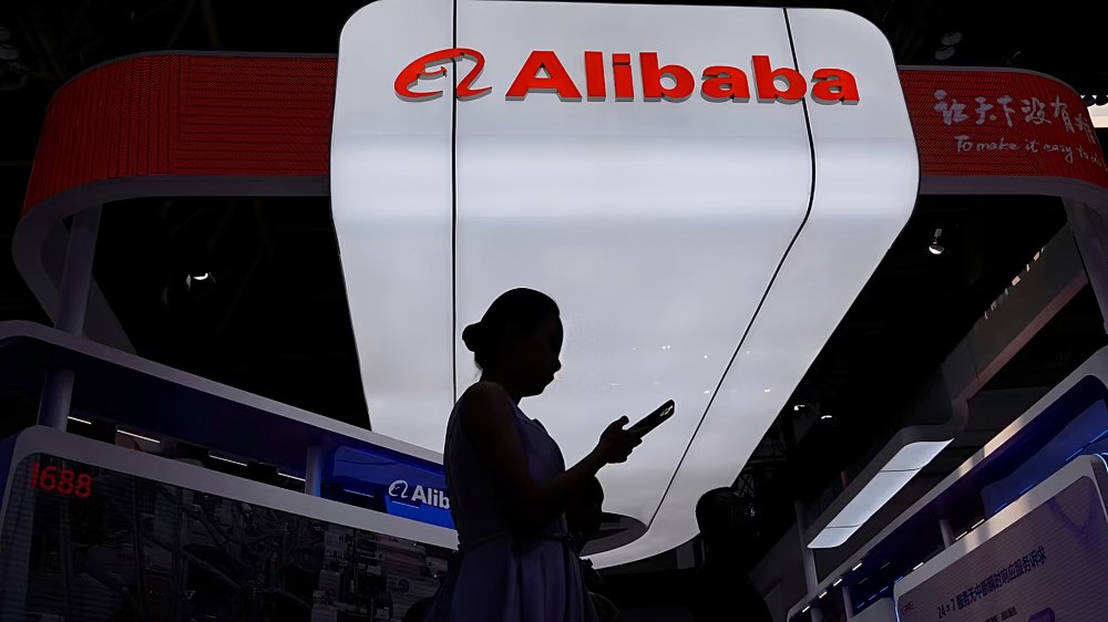 Alibaba desarrolla nuevo chip de IA en laboratorio tecnológico con semiconductores avanzados y equipos de desarrollo