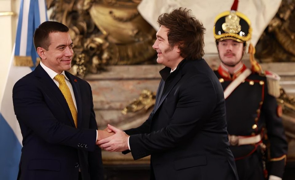 Daniel Noboa en evento oficial mientras se compara su gestión con el revés electoral de Javier Milei en Argentina