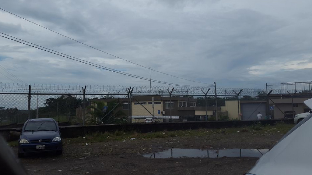 Vista exterior de la cárcel de Sucumbíos donde ocurrió la fuga de dos presos investigada por la Fiscalía
