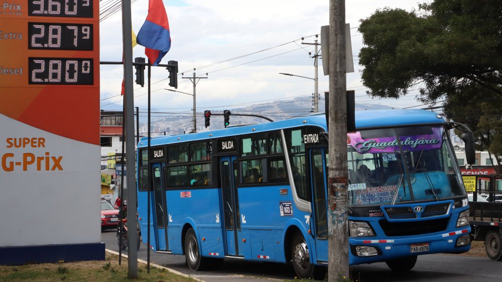 Vehículos formando fila en estación de servicio tras eliminación del subsidio al diésel en Ecuador septiembre 2025