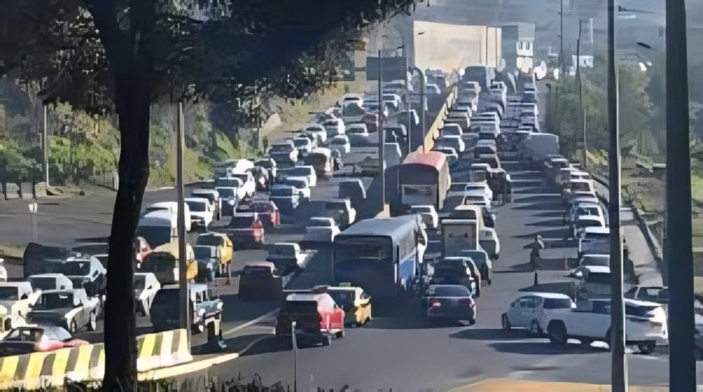 Congestión vehicular en avenidas principales de Quito durante hora pico matutina con tráfico intenso por inicio de clases