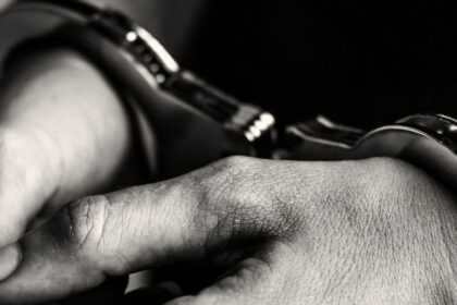 Adolescente de 17 años que asesinó a su compañero en un colegio de Esmeraldas durante juicio por condena