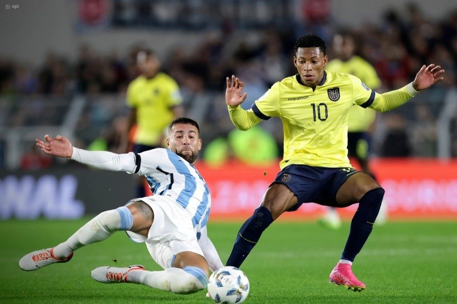 Jugadores de Ecuador y Argentina durante un partido de eliminatorias sudamericanas
