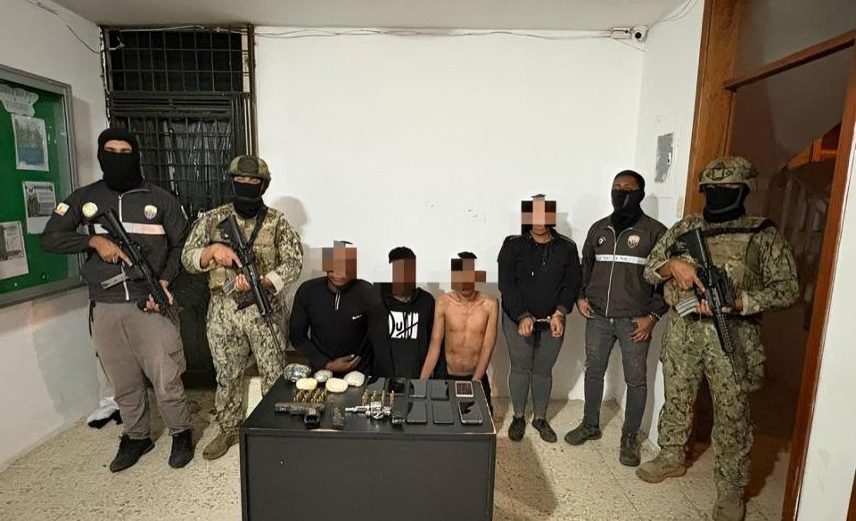 Agentes policiales custodian a sospechosos detenidos tras asesinato en Bahía de Caráquez.