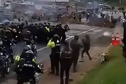 Policías enfrentan manifestantes en vía E35 Carchi durante protestas por eliminación subsidio diésel con gases lacrimógenos