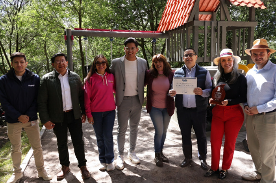 Mobiliario urbano elaborado con plástico reciclado para infraestructura urbana en el Parque Metropolitano del Sur de Quito