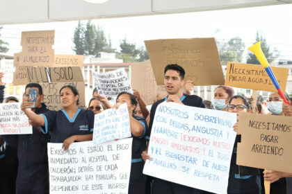 Trabajadores protestan frente Hospital Docente Calderón por sueldos impagos desde hace 9 meses