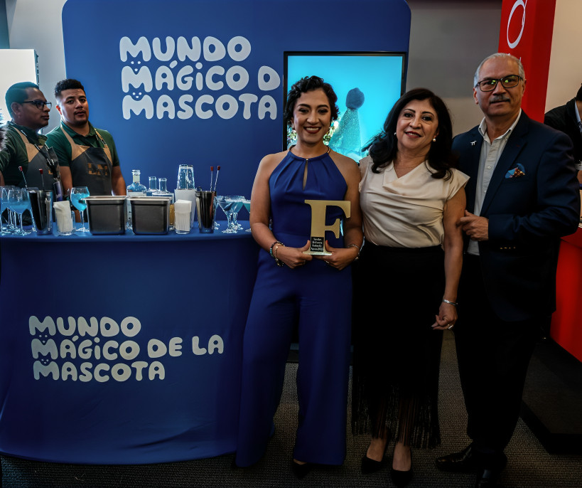 Representantes de Mundo Mágico de la Mascota en Summit Pet Lovers Ecuador presentando datos del mercado de mascotas