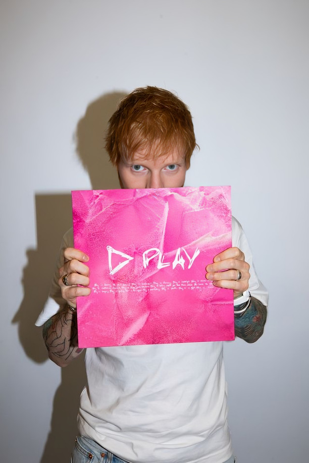 Ed Sheeran y Phoebe Dynevor en el video musical Camera del nuevo álbum Play 2025