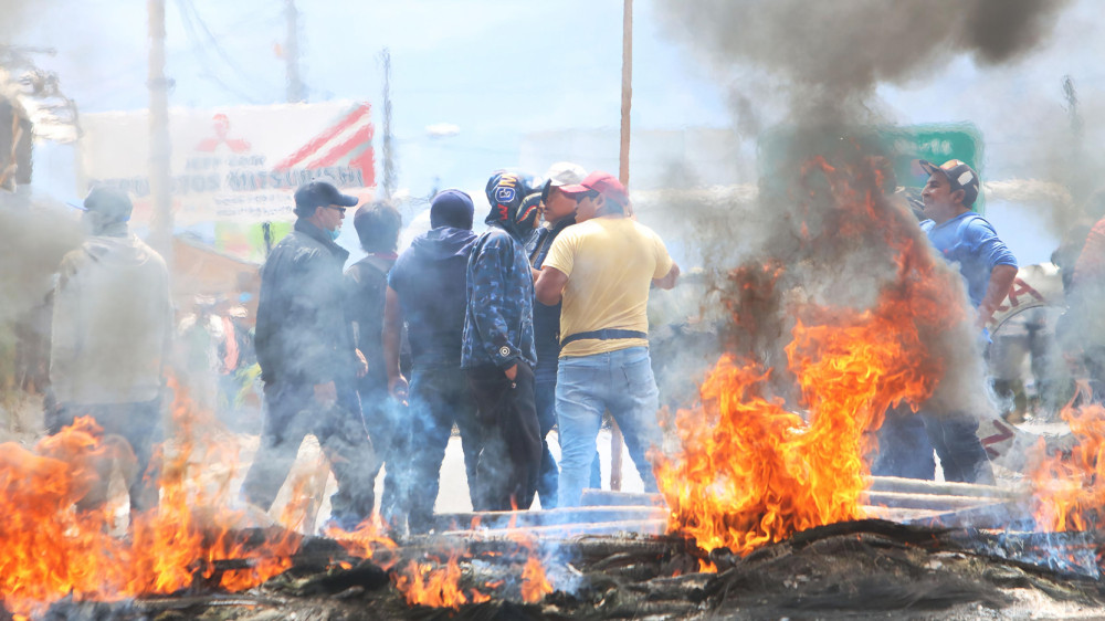 Policías y militares despejando carretera E28 en Tabacundo durante enfrentamientos del paro nacional septiembre 2025