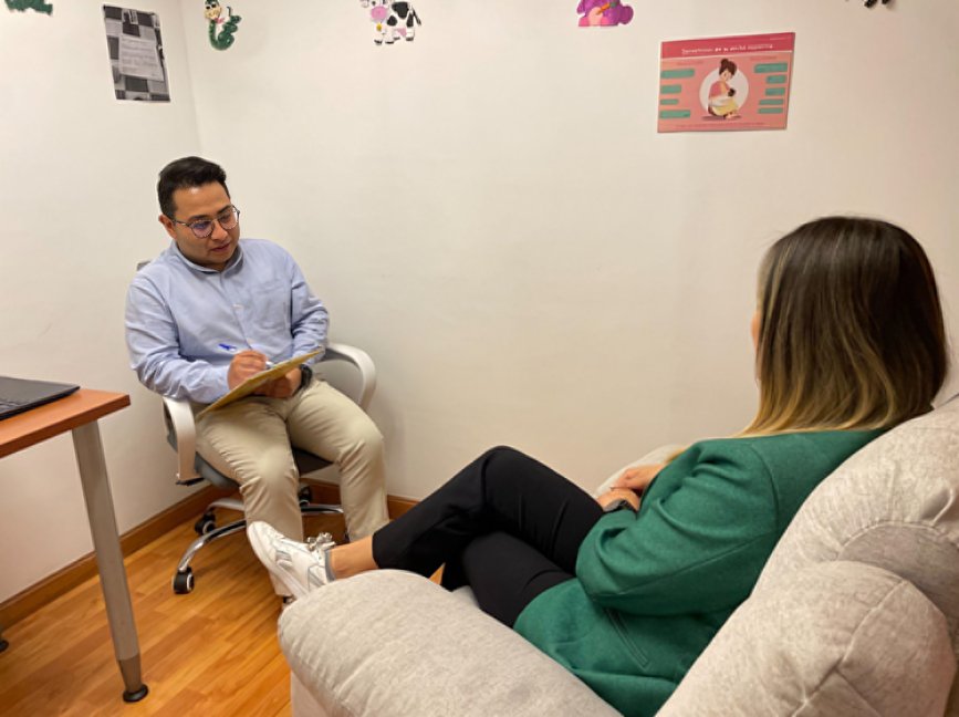 olaboradores de Ecuasanitas participando en taller del programa de bienestar emocional Munay en oficinas corporativas