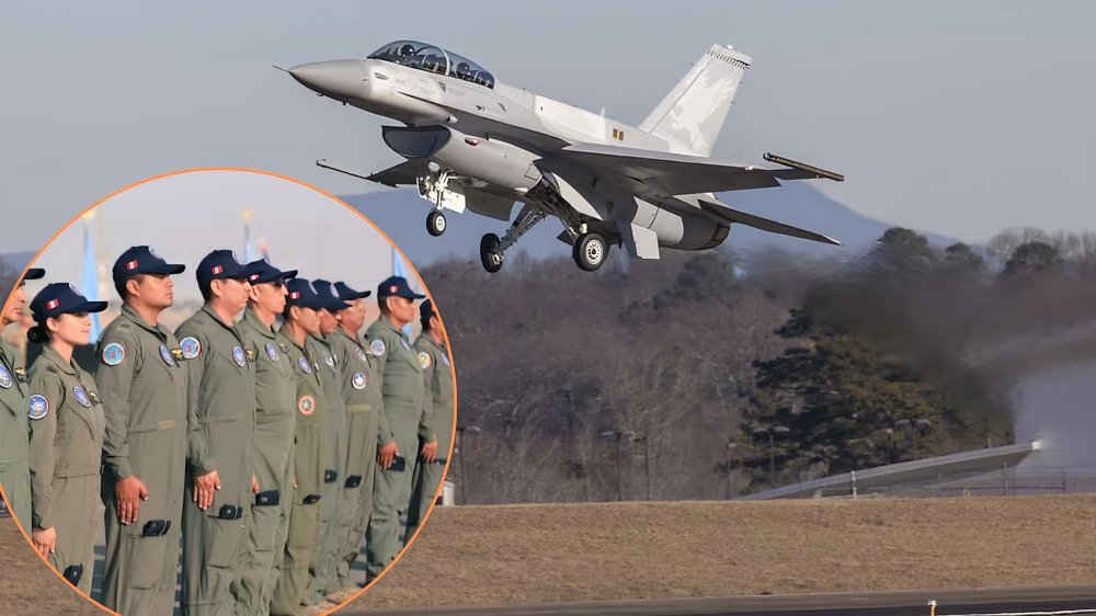 Cazas F-16 en formación de vuelo representando la modernización de Perú comprará cazas F-16 que también opera Chile