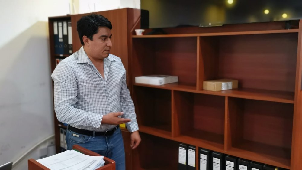 Oswaldo Cárdenas presidente sindicato Celec mostrando estantes vacíos dejados por anterior directiva septiembre 2025