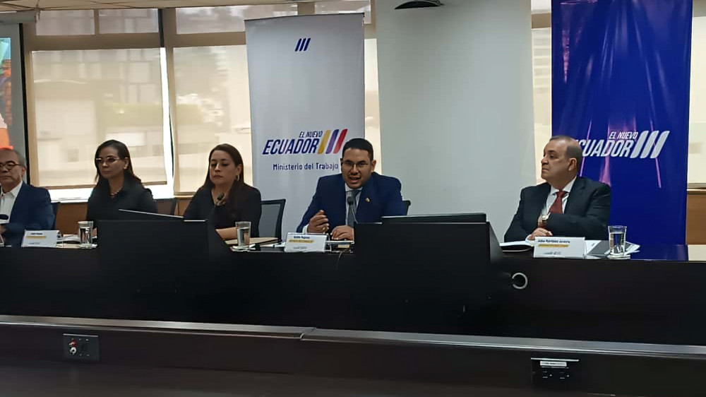 Ministro de Trabajo anuncia evaluación piloto a servidores públicos en Ecuador durante rueda de prensa en Quito