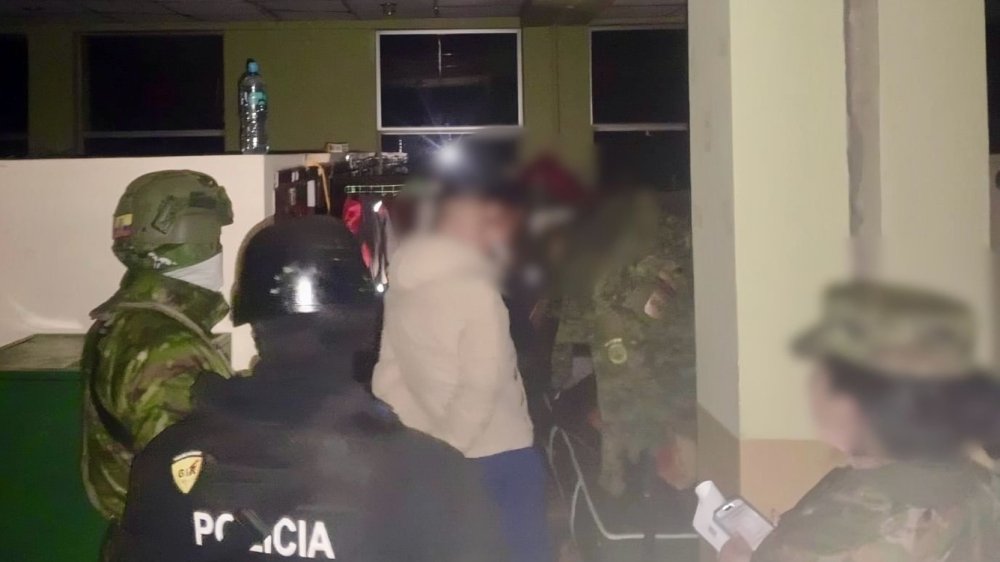 Militares detenidos durante operativo por contrabando de combustibles en Ecuador, provincia de Loja