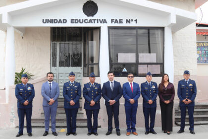 Autoridades del MINTEL y FAE durante la firma del convenio de conectividad para estudiantes