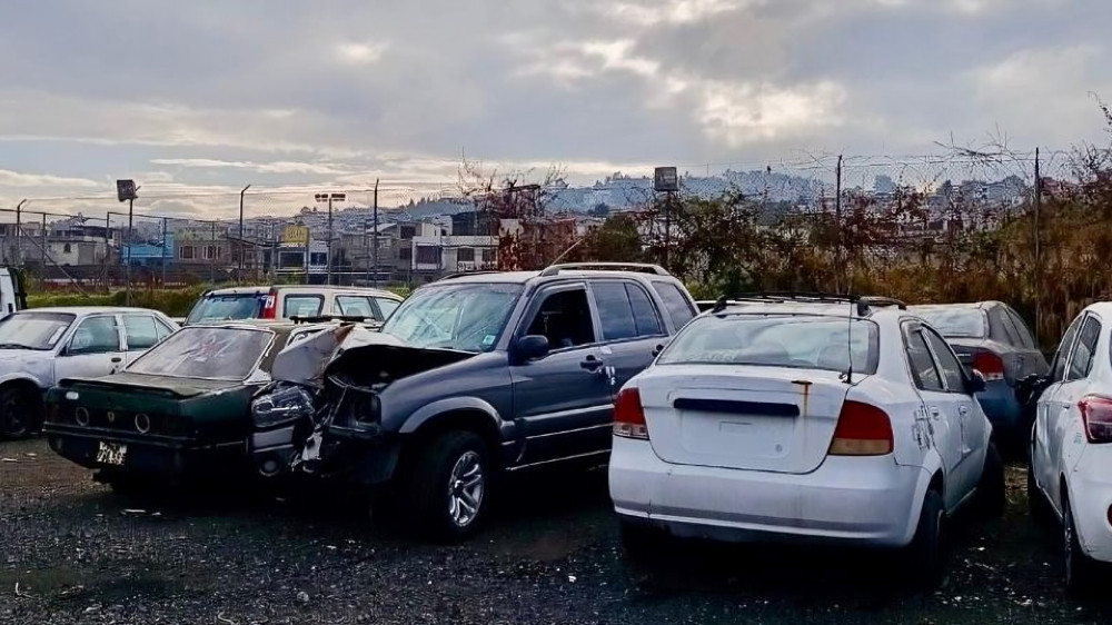 Carros abandonados en centro de retención vehicular del norte de Quito durante proceso de chatarrización 2025