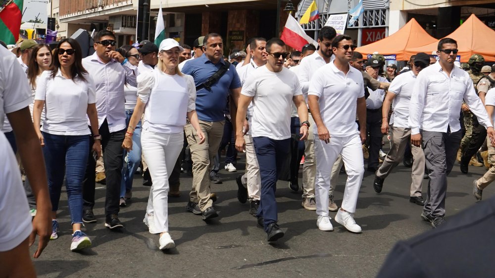 Daniel Noboa caminando en marcha por la paz en Guayaquil con seguridad y simpatizantes el 11 de septiembre 2025