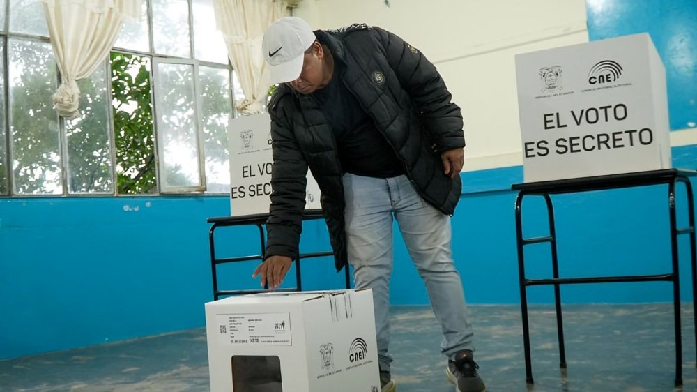 Presidente Daniel Noboa firma decreto consulta popular Asamblea Constituyente Ecuador septiembre 2025