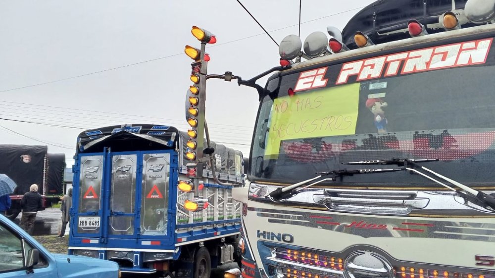 Camiones protestando en carreteras Ecuador por eliminación subsidio diésel y actualización tarifas transporte