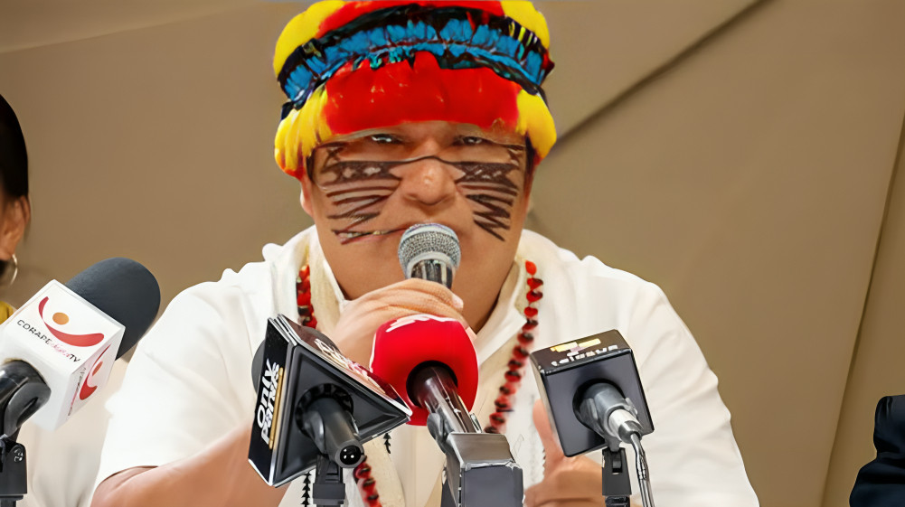 Dirigentes de CONAIE en rueda de prensa denunciando bloqueo de cuentas bancarias tras convocatoria a paro nacional