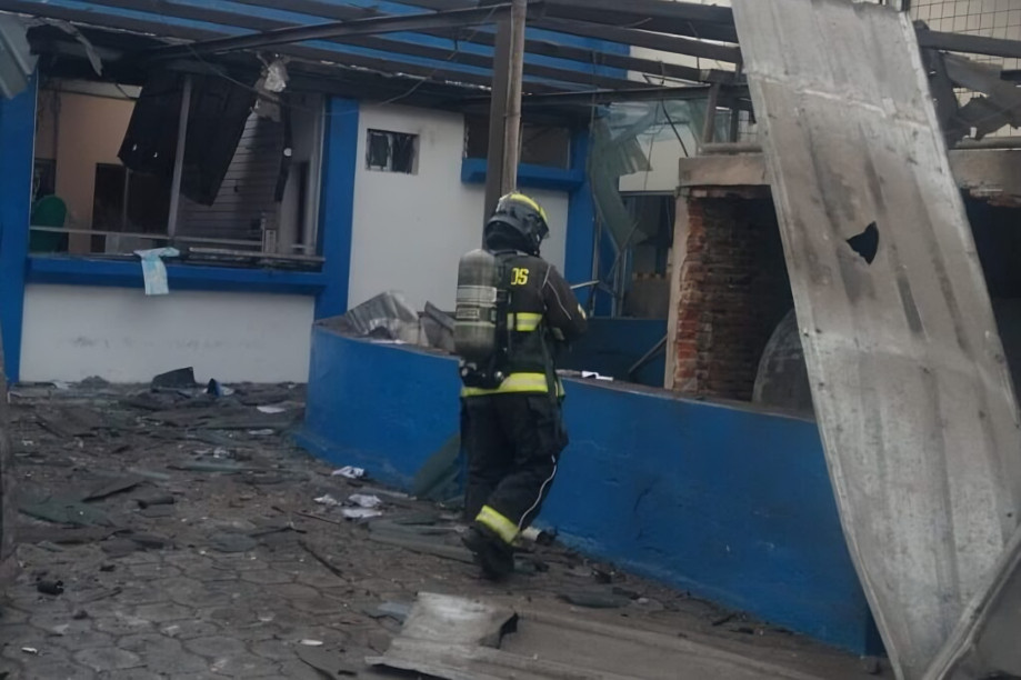 Equipos de bomberos acordonan área tras explosión en Concentración Deportiva de Pichincha con cintas de seguridad