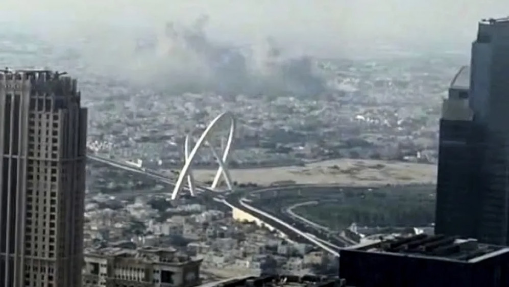 Humo elevándose sobre edificio bombardeado en Doha Qatar tras ataque israelí sede Hamás durante negociaciones alto el fuego
