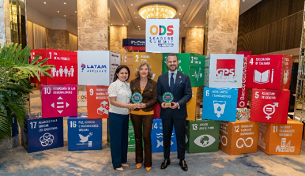 Isabel Noboa recibe reconocimiento ODS Ecuador junto a equipo directivo Nobis empresas sostenibles