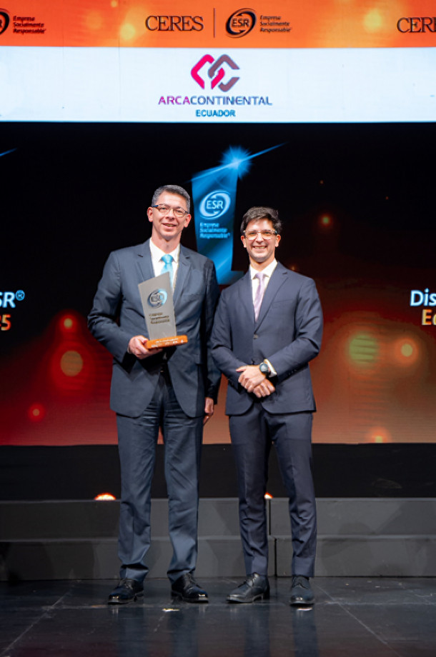 Guillermo Adam Director General Arca Continental recibe Distintivo ESR Ecuador 2025 de manos de Martín Vásconez Presidente CERES