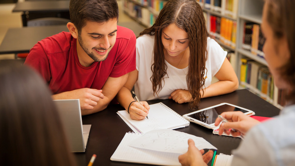 Estudiantes ecuatorianos aplicando a becas para estudiar en Alemania en Women Economic Forum Cuenca