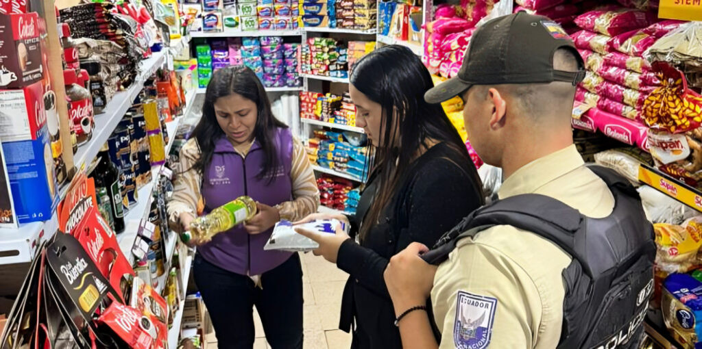 Ciudadano usando computadora para denunciar especulación de precios en portal web gubernamental de Ecuador