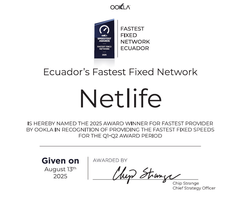 Ejecutivos de Netlife sosteniendo trofeos de Ookla Speedtest Awards 2025 como Mejor Red Fija del Ecuador