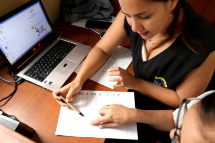 Miembros del CNE en sesión plenaria aprobando presupuesto para Referéndum 2025 Ecuador