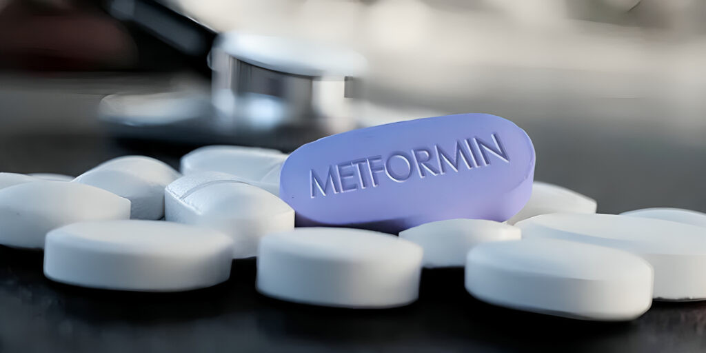 Píldoras de metformina blancas sobre superficie médica, representando tratamiento para COVID persistente