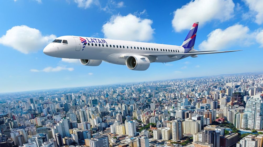Aeronave Embraer E195-E2 de LATAM Airlines en pista de aeropuerto con livery corporativo blanco y azul, mostrando configuración moderna