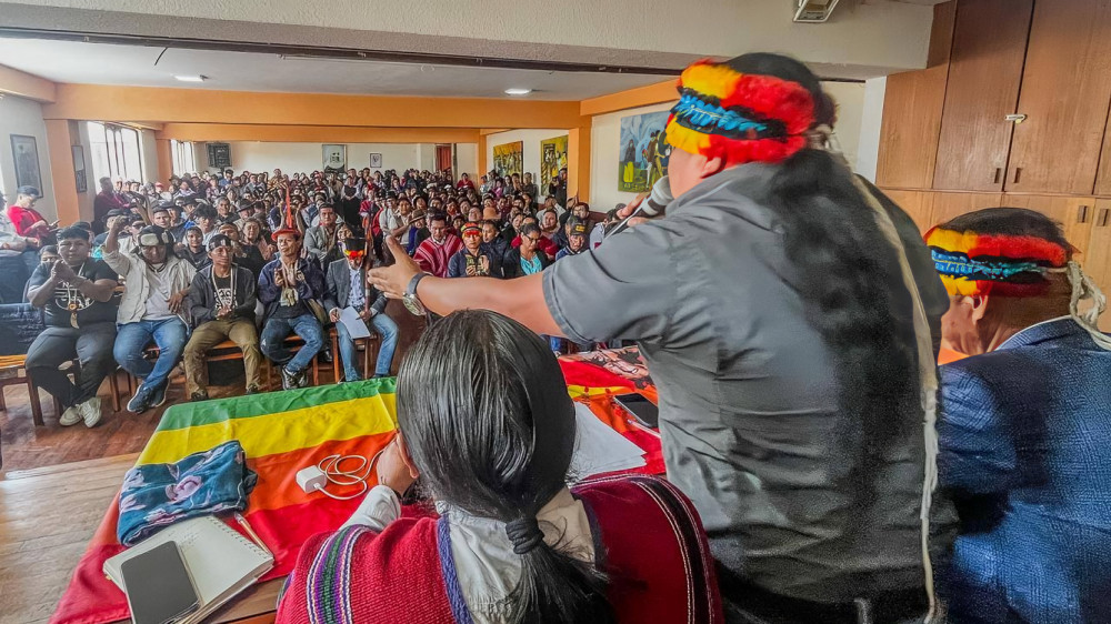 Dirigentes de la Conaie en asamblea discutiendo pugnas internas debilitan liderazgo organización indígena Ecuador