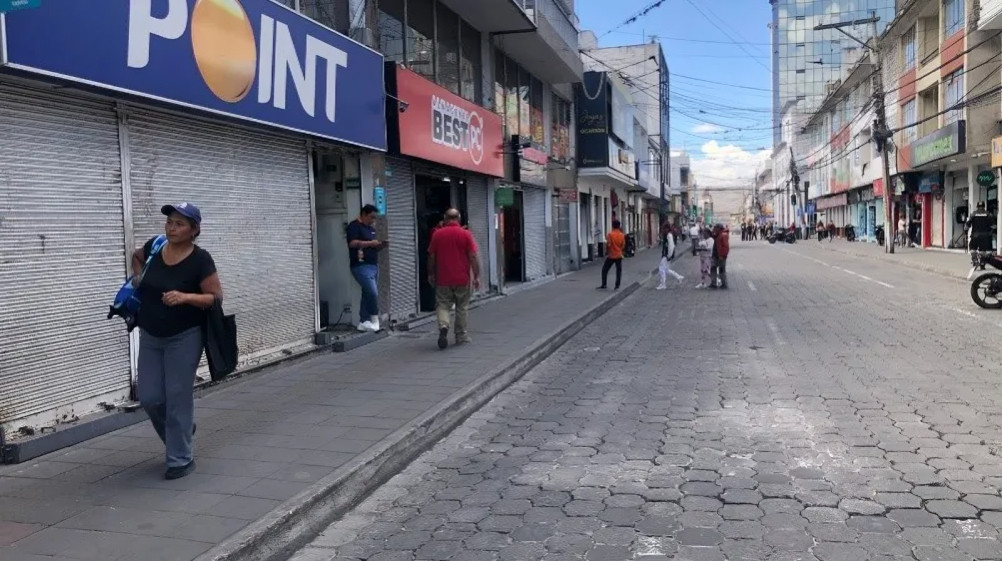Manifestantes durante paro nacional Ecuador 2025 en carreteras bloqueadas por eliminación subsidio diésel protestas ciudadanas